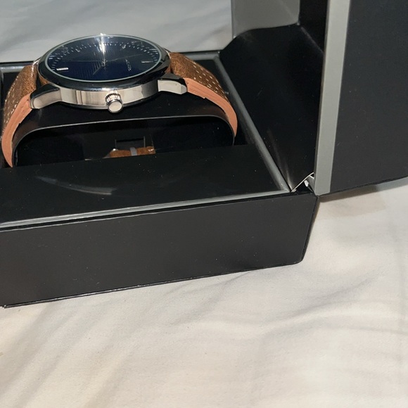 NWT men’s Van Heusen wrist watch brown strap blue face needs battery never worn - Picture 2 of 5